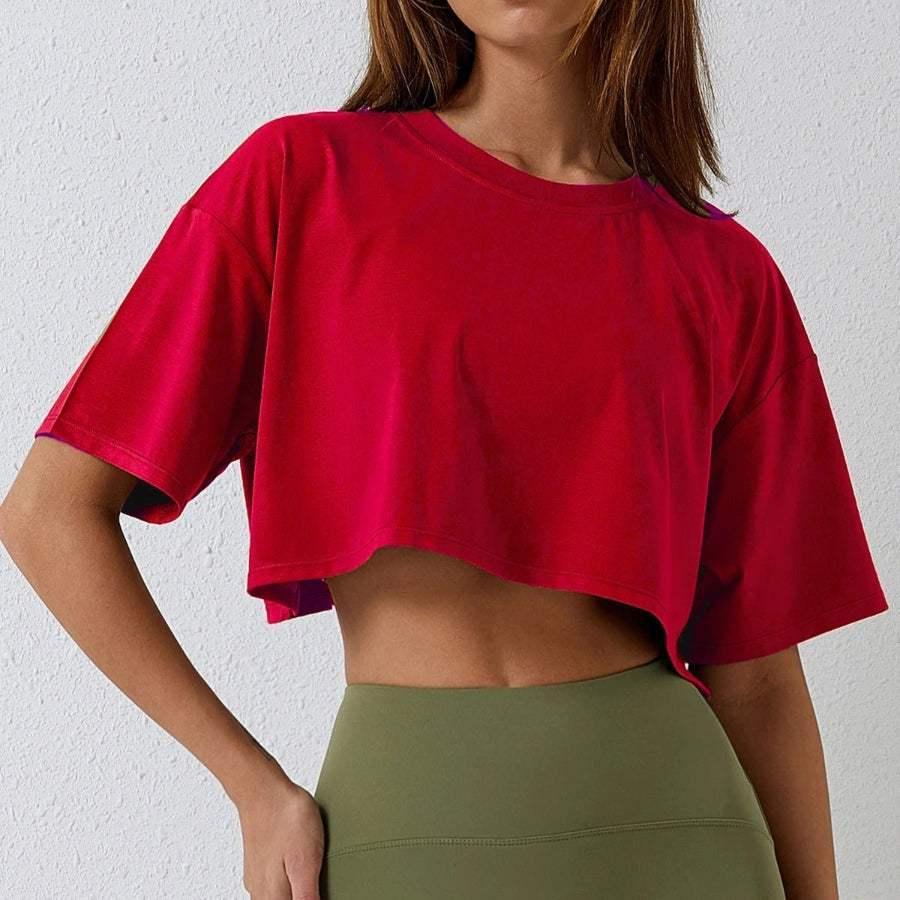 femme portant t shirt sport femme rouge col rond avec legging