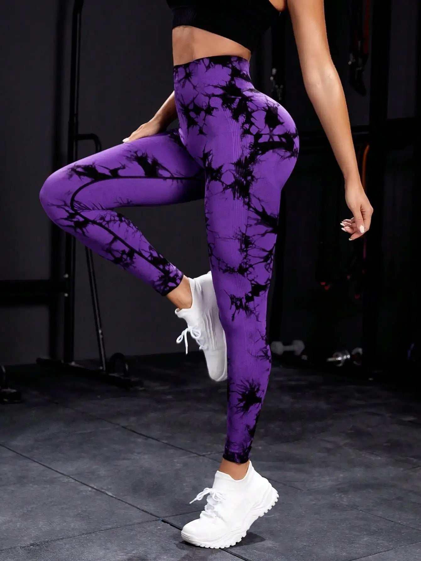 fille legging de sport violet salle de gym