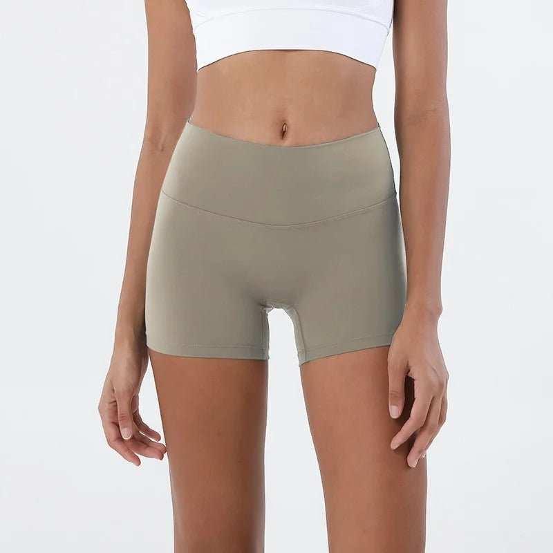 Femme portant un short de sport brun flexible et respirant pour activités physiques