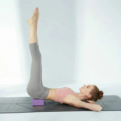 femme brique de yoga violet etirement tapis gris
