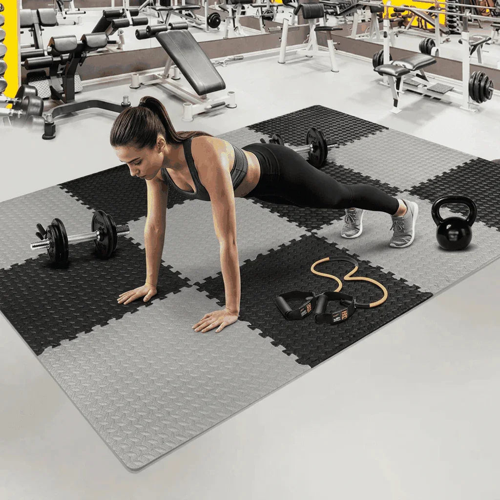 femme gym pompes tapis mousse puzzle gris noir